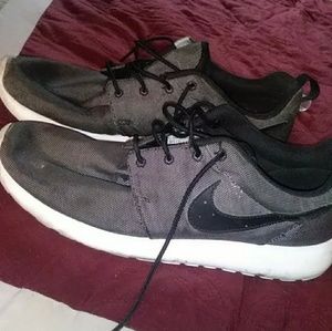 Nike Gray Roshes